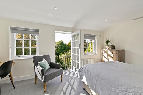 3, Trumpeters Inn Old Palace Yard, Richmond, TW9 1PE