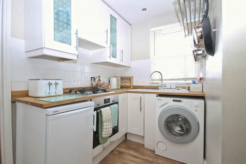 2 bedroom flat to rent, Montem Road, New Malden