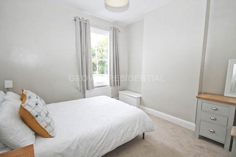 2 bedroom flat to rent, Montem Road, New Malden