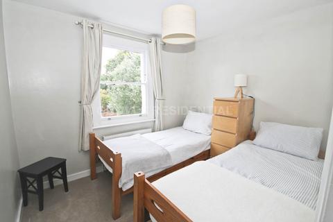 2 bedroom flat to rent, Montem Road, New Malden