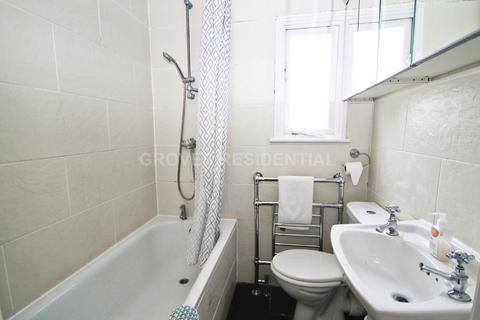 2 bedroom flat to rent, Montem Road, New Malden