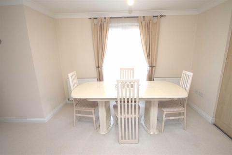 3 bedroom apartment to rent, Vernier Crescent, Medbourne