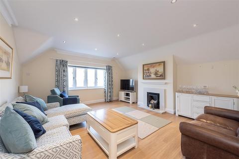 3 bedroom flat for sale, Avenue St. Nicholas, Harpenden