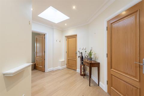 3 bedroom flat for sale, Avenue St. Nicholas, Harpenden