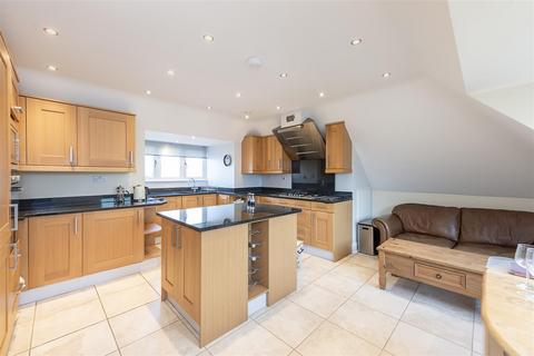 3 bedroom flat for sale, Avenue St. Nicholas, Harpenden