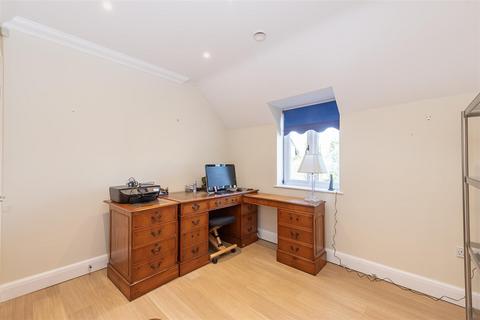 3 bedroom flat for sale, Avenue St. Nicholas, Harpenden