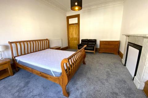 4 bedroom flat to rent, Polwarth Gardens, Polwarth, Edinburgh, EH11