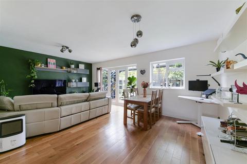 4 bedroom end of terrace house for sale, Sheraton Drive, Epsom