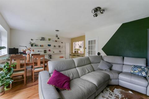 8 Sheraton Drive, Epsom, KT19 8JL