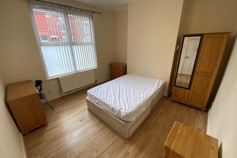 5 bedroom terraced house to rent, Claremont Road, Manchester M14