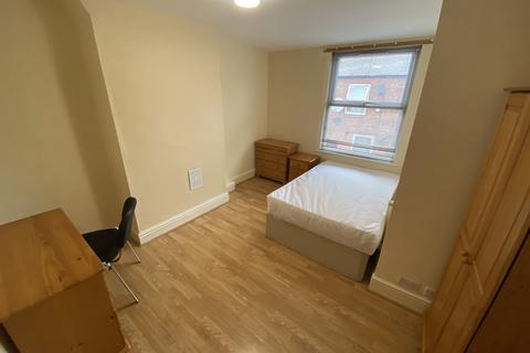 5 bedroom terraced house to rent, Claremont Road, Manchester M14