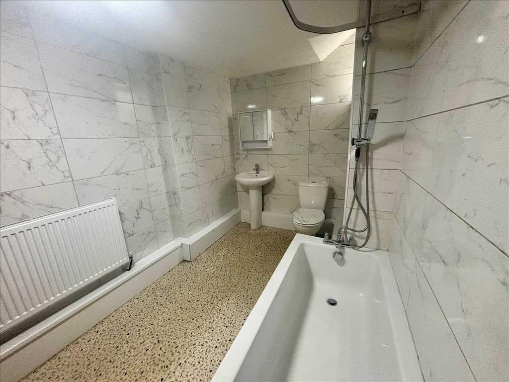 BATHROOM 2.54m (8&#39;