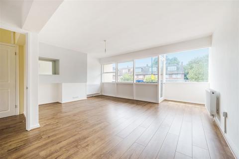 3 bedroom flat to rent, Parkleys Parade, Upper Ham Road, Richmond TW10