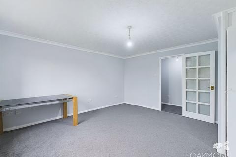 2 bedroom flat to rent, Express Drive, Ilford