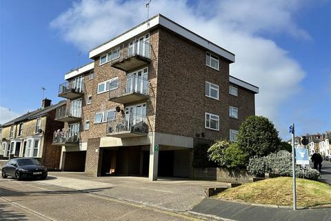 2 bedroom flat for sale, Mill Hill Road, Cowes