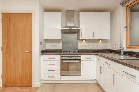 2 bedroom flat to rent, Oberon Court, London E6