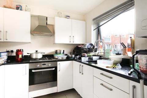 2 bedroom flat to rent, Larch Close, Friern Barnet