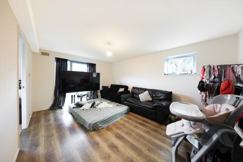 2 bedroom flat to rent, Larch Close, Friern Barnet