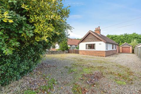 2 bedroom detached bungalow for sale, Beccles Road, Great Yarmouth NR31