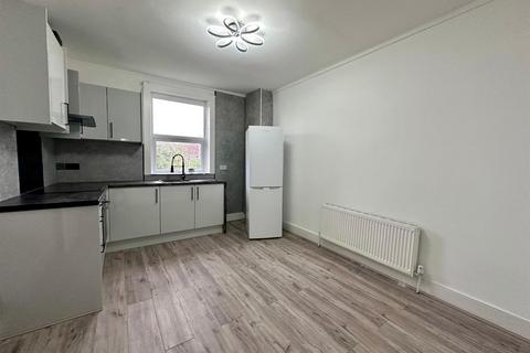 3 bedroom flat to rent, Mannock Road