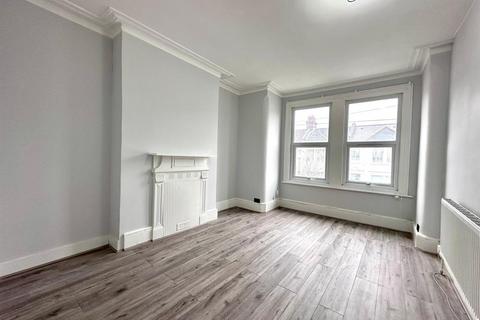 3 bedroom flat to rent, Mannock Road