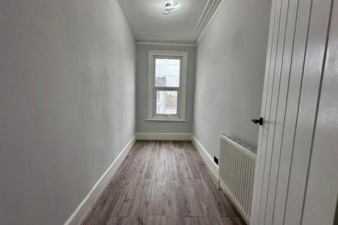 3 bedroom flat to rent, Mannock Road