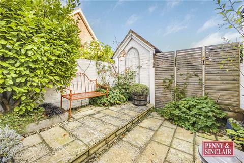 2 bedroom end of terrace house to rent, West Street, RG9 2EA