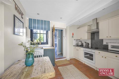 2 bedroom end of terrace house to rent, West Street, RG9 2EA
