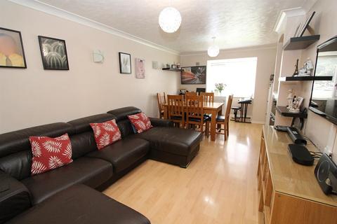 10 Rossignol Gardens, Carshalton, SM5 2ED