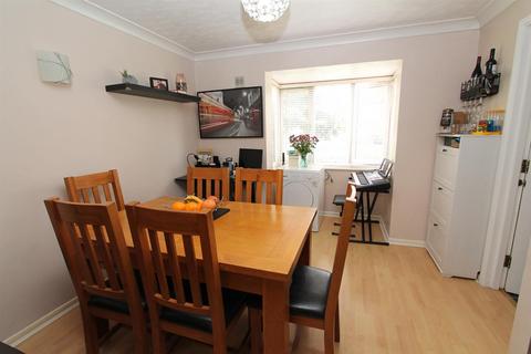 10 Rossignol Gardens, Carshalton, SM5 2ED