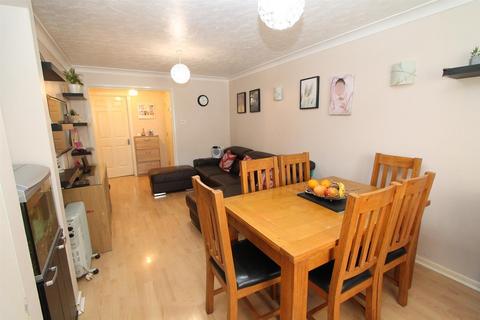 10 Rossignol Gardens, Carshalton, SM5 2ED