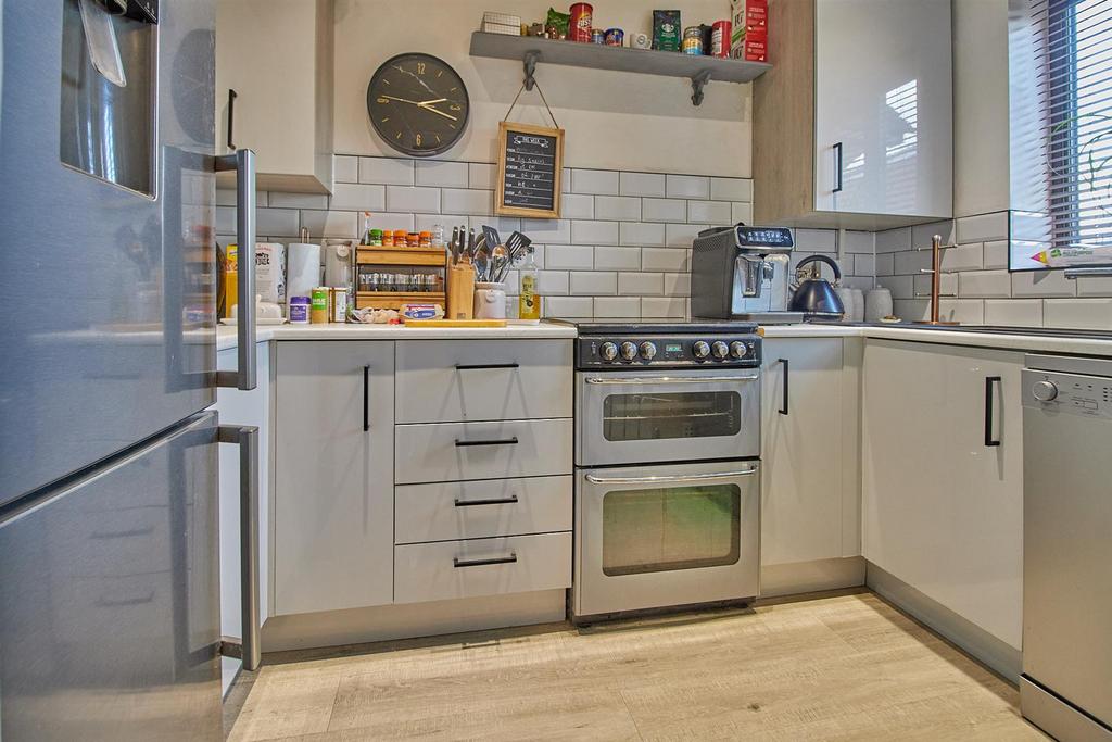 Fitted kitchen to front