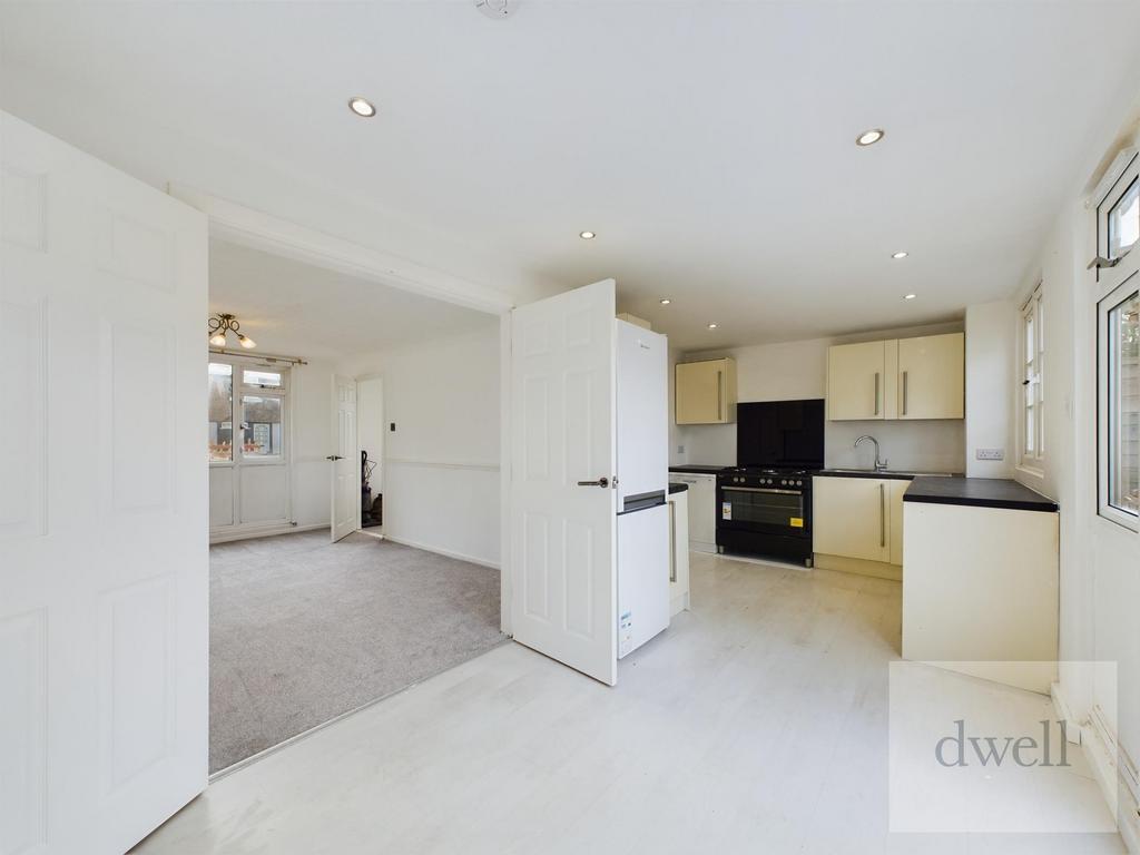 Coal Road, Seacroft, Leeds, LS14 3 bed townhouse to rent £1,000 pcm