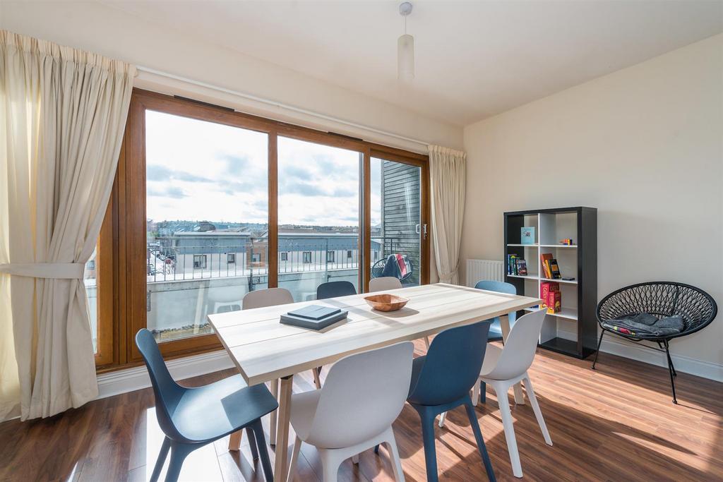 Sitting / dining room