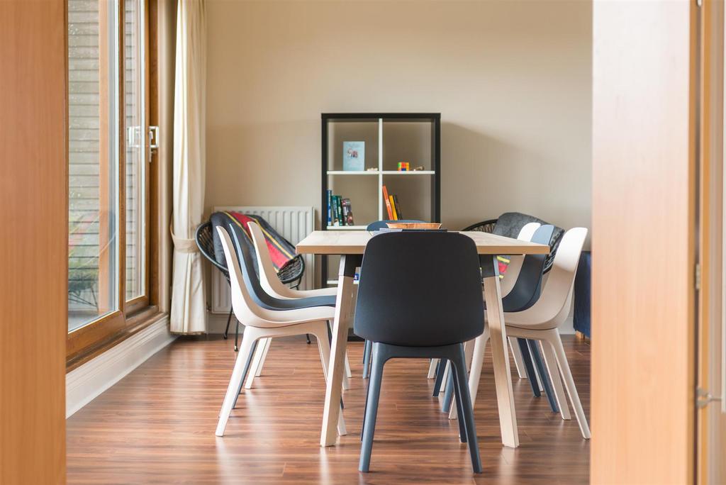 Sitting / dining room