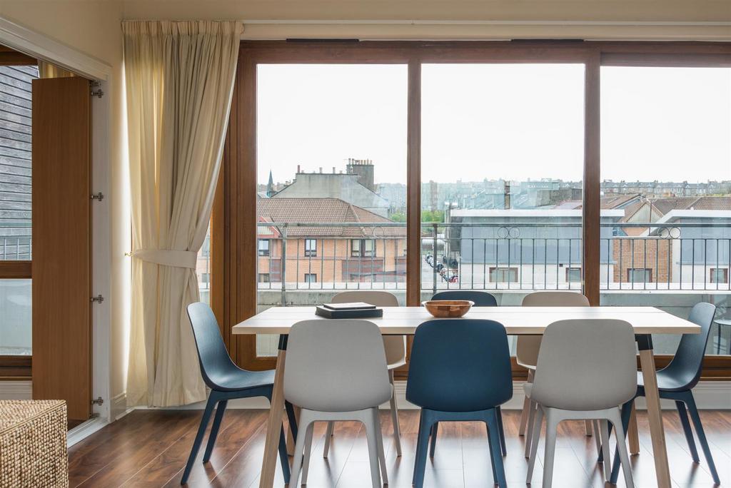 Sitting / dining room