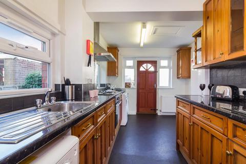 4 bedroom house to rent, Langdale Avenue, Leeds