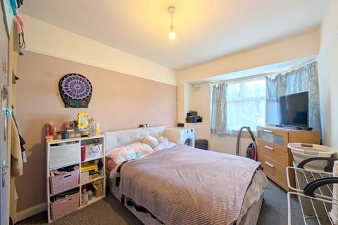 2 bedroom maisonette for sale, Elmcroft Close, Bedfont, TW14