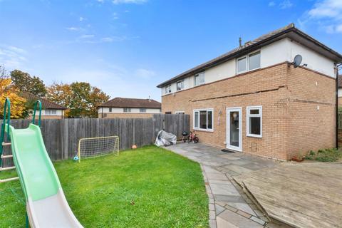 32 Cornbury Crescent, Downhead Park, Milton Keynes, MK15 9AS
