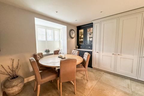 25 Christmas Tree Crescent, Hawkwell, Hockley, SS5 4FN
