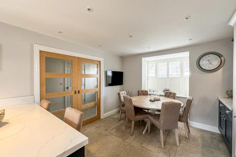 25 Christmas Tree Crescent, Hawkwell, Hockley, SS5 4FN
