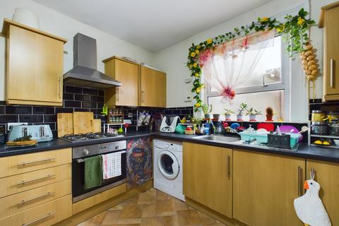 2 bedroom flat to rent, a Briscoe Road, Colliers Wood, London