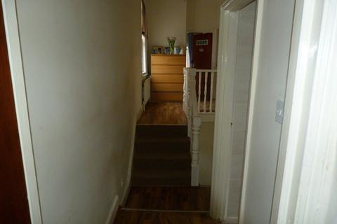 2 bedroom flat to rent, a Briscoe Road, Colliers Wood, London