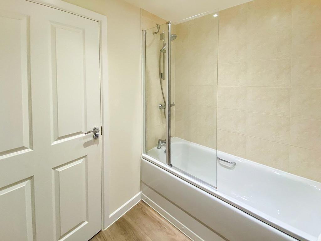 Bathroom 1b