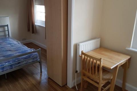 Studio to rent, New Parade, High Street UB7