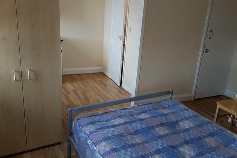 Studio to rent, New Parade, High Street UB7