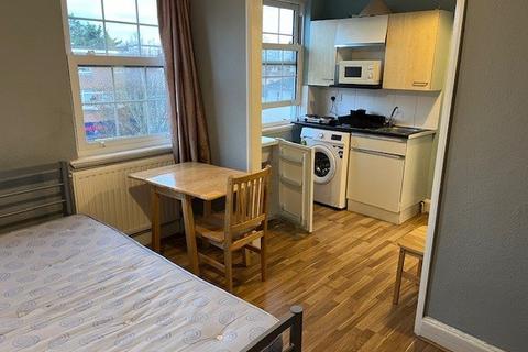 Studio to rent, New Parade, High Street UB7