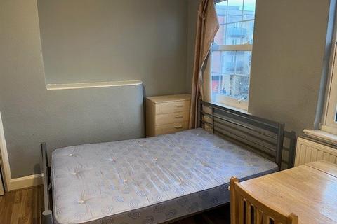 Studio to rent, New Parade, High Street UB7