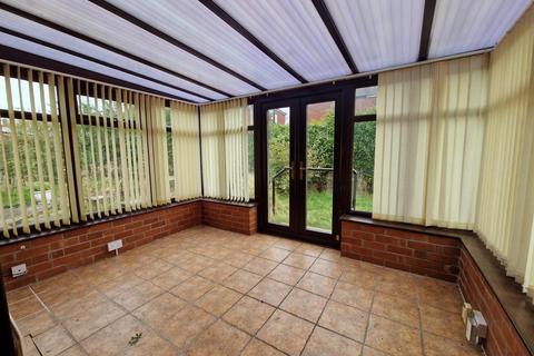 2 bedroom semi-detached bungalow for sale, Lyndhurst Avenue, Chadderton, OL9