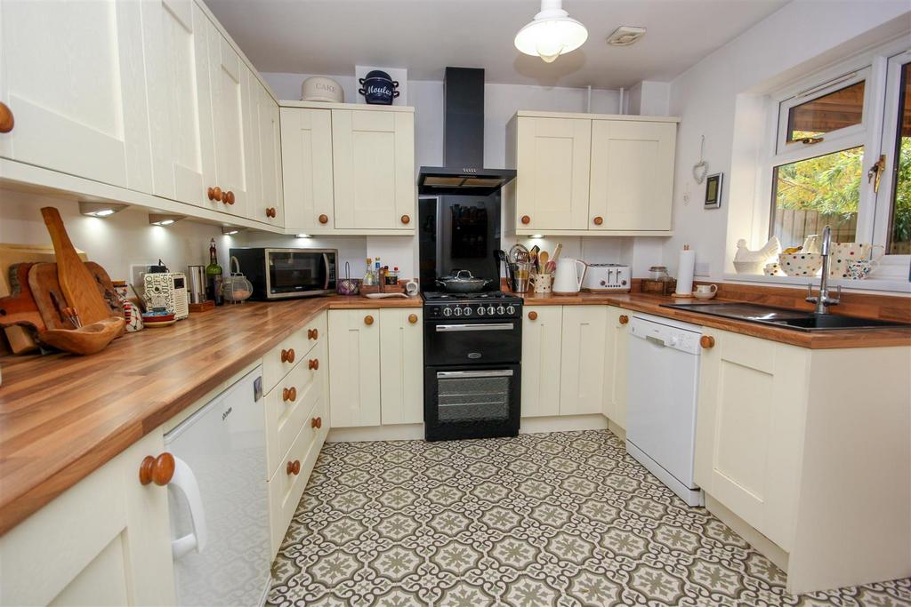 Hayway, Rushden NN10 4 bed detached house for sale £390,000